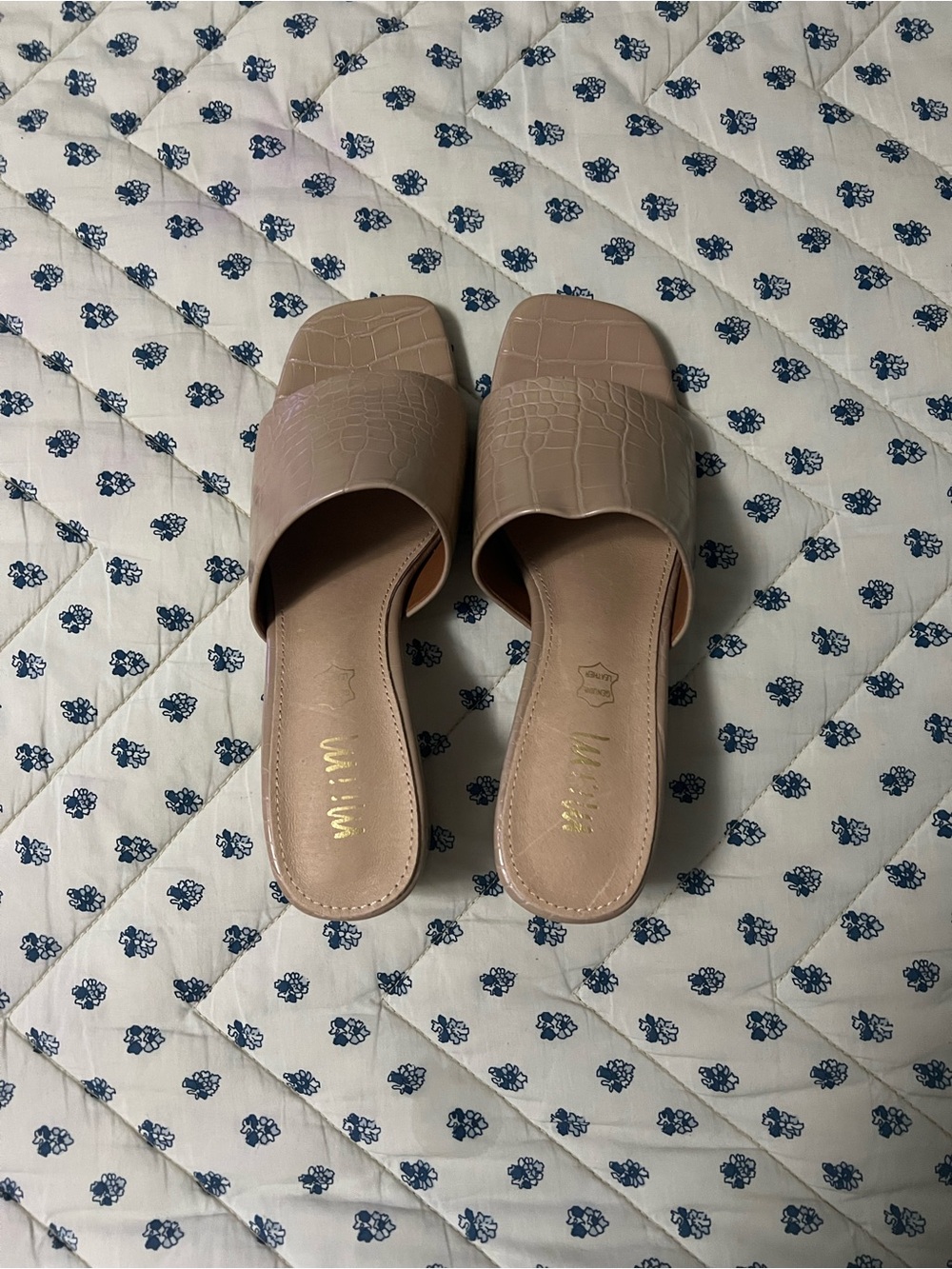 Used faux leather beige block heel mules
